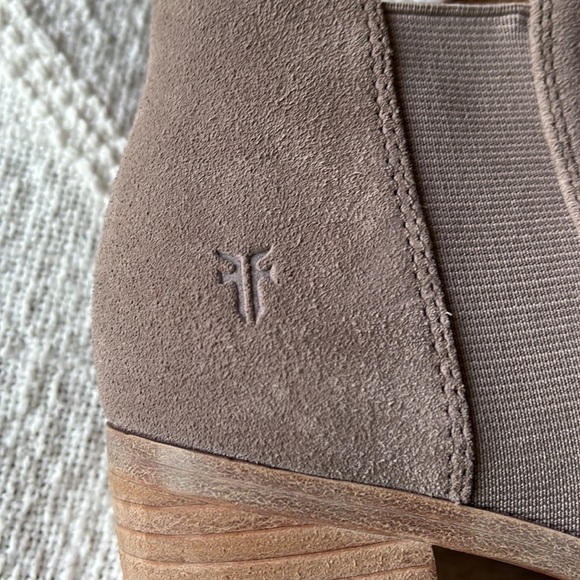 FRYE Danica Chelsea Peep Toe Heeled Suede Booties Size 6 - Picture 13 of 16